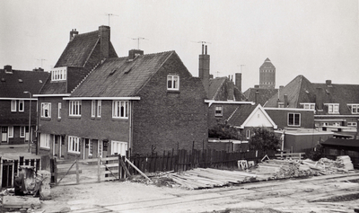 847653 Gezicht op de aanleg van het spoorwegviaduct over de Cartesiusweg bij de St.-Josephlaan te Utrecht, met op de ...